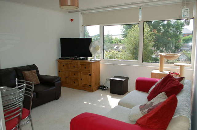 Image of 1 bedroom Property for sale in Beaver Close Hampton TW12 at Beaver Close  Hampton, TW12 2BZ