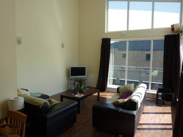  Image of 3 bedroom Flat to rent in Hawkhill Close Edinburgh EH7 at Lochend Edinburgh Edinburgh, EH7 6AL