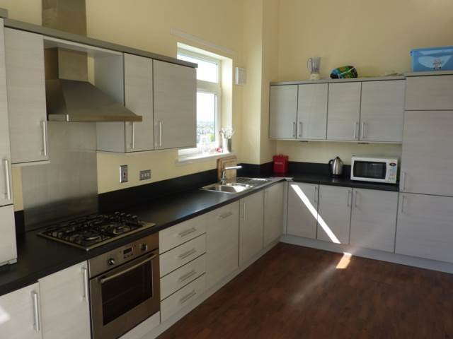  Image of 3 bedroom Flat to rent in Hawkhill Close Edinburgh EH7 at Lochend Edinburgh Edinburgh, EH7 6AL