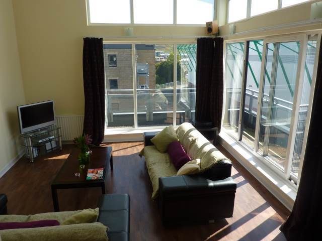  Image of 3 bedroom Flat to rent in Hawkhill Close Edinburgh EH7 at Lochend Edinburgh Edinburgh, EH7 6AL