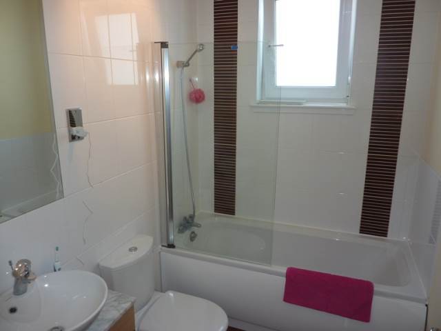  Image of 3 bedroom Flat to rent in Hawkhill Close Edinburgh EH7 at Lochend Edinburgh Edinburgh, EH7 6AL