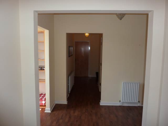  Image of 3 bedroom Flat to rent in Hawkhill Close Edinburgh EH7 at Lochend Edinburgh Edinburgh, EH7 6AL