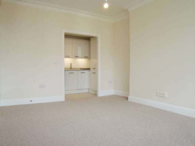  Image of 2 bedroom Flat to rent in Hazlitt Road London W14 at Hazlitt Road Kensington London, W14 0JY