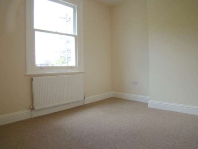  Image of 2 bedroom Flat to rent in Hazlitt Road London W14 at Hazlitt Road Kensington London, W14 0JY