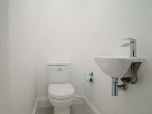  Image of 2 bedroom Flat to rent in Hazlitt Road London W14 at Hazlitt Road Kensington London, W14 0JY