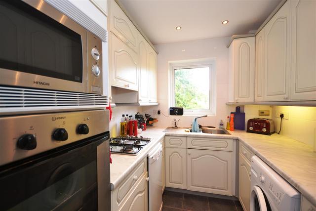  Image of 2 bedroom Property to rent in Heath View London N2 at East Finchley, N2 0QB