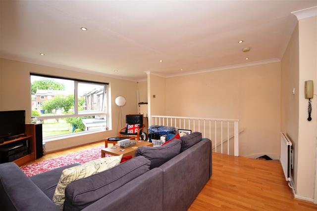  Image of 2 bedroom Property to rent in Heath View London N2 at East Finchley, N2 0QB
