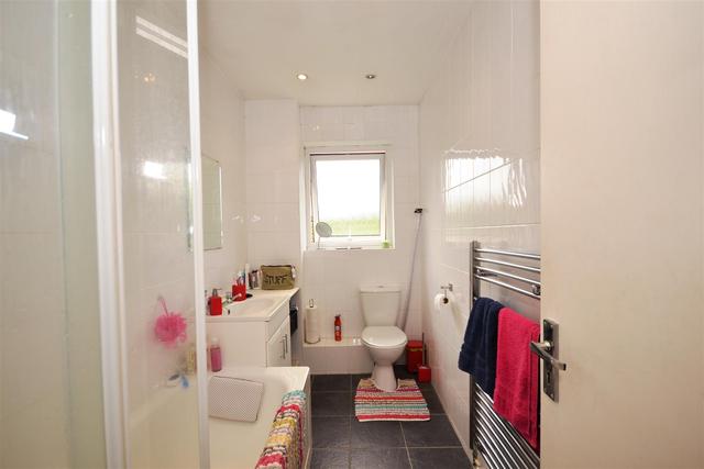  Image of 2 bedroom Property to rent in Heath View London N2 at East Finchley, N2 0QB