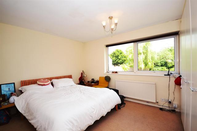  Image of 2 bedroom Property to rent in Heath View London N2 at East Finchley, N2 0QB