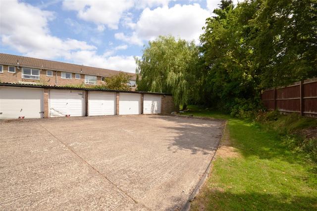 Image of 2 bedroom Property to rent in Heath View London N2 at East Finchley, N2 0QB