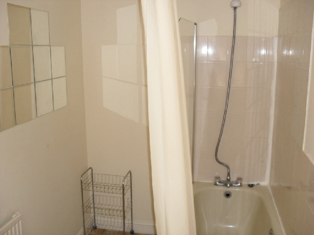  Image of 2 bedroom Flat to rent in Heaton Moor Road Heaton Moor Stockport SK4 at Heaton Moor  Stockport, SK4 4JY