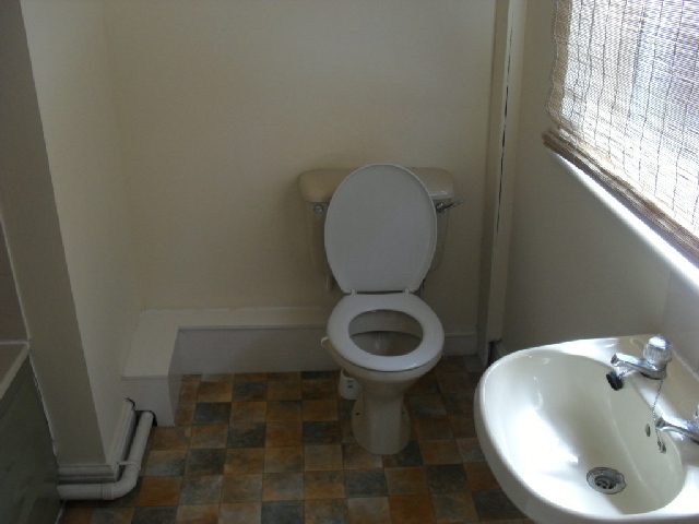  Image of 2 bedroom Flat to rent in Heaton Moor Road Heaton Moor Stockport SK4 at Heaton Moor  Stockport, SK4 4JY