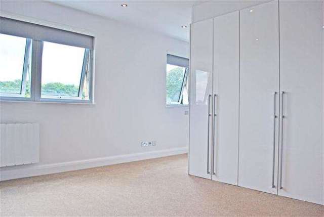  Image of 1 bedroom Apartment to rent in Bentley Way Woodford Green IG8 at Woodford Green, IG8 0SD