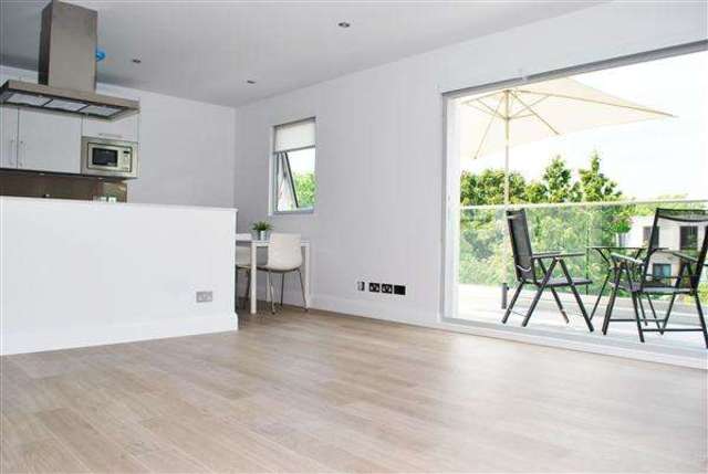  Image of 1 bedroom Apartment to rent in Bentley Way Woodford Green IG8 at Woodford Green, IG8 0SD