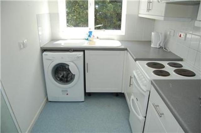  Image of 2 bedroom Flat to rent in Hinton Road Wallington SM6 at 2 Hinton Road  Surrey, SM6 9AT