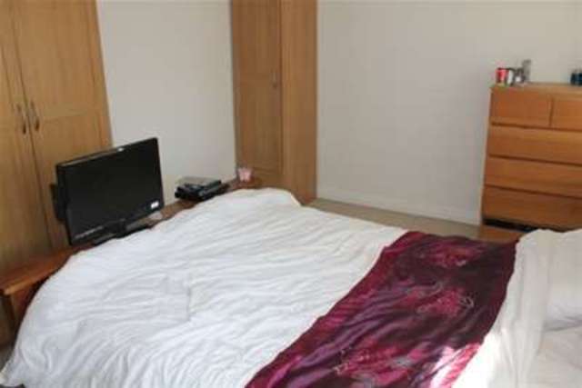  Image of 3 bedroom Semi-Detached house to rent in Idmiston Road Worcester Park KT4 at Worcester Park, KT4 7ST