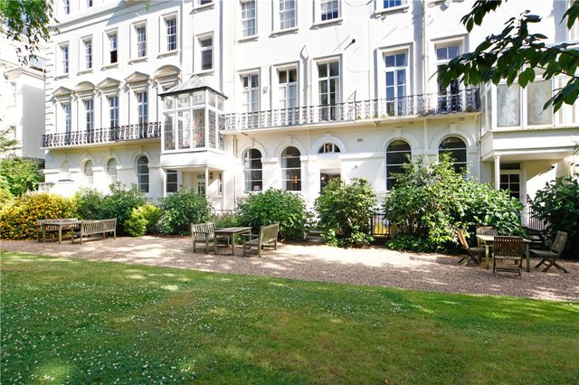  Image of 1 bedroom Ground Flat to rent in Kensington Park Gardens London W11 at Kensington Park Gardens  London, W11 2QS