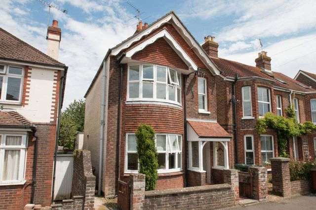  Image of 3 bedroom Detached house to rent in Kings Avenue Chichester PO19 at Kings Avenue  Chichester, PO19 8EA