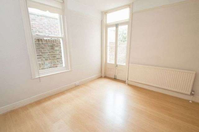  Image of 3 bedroom Detached house to rent in Kings Avenue Chichester PO19 at Kings Avenue  Chichester, PO19 8EA