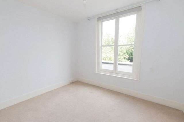  Image of 3 bedroom Detached house to rent in Kings Avenue Chichester PO19 at Kings Avenue  Chichester, PO19 8EA