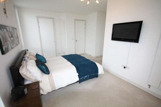  Image of 2 bedroom Apartment to rent in Leftbank Manchester M3 at Leftbank  Manchester, M3 3AL