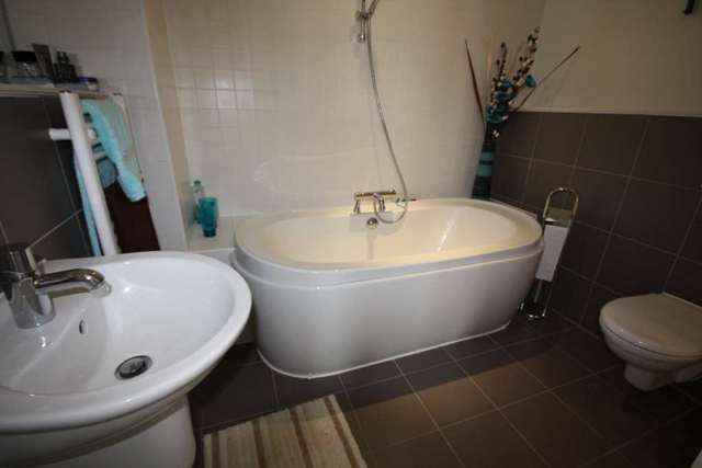  Image of 2 bedroom Apartment to rent in Leftbank Manchester M3 at Leftbank  Manchester, M3 3AL