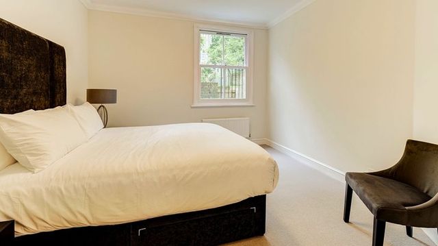  Image of 2 bedroom Flat to rent in Lexham Gardens London W8 at Lexham Gardens Array High Street Kensington, W8 6JN