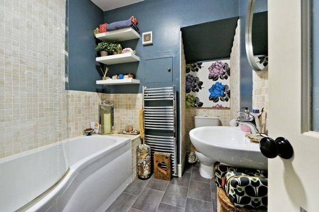  Image of 2 bedroom Flat for sale in Meridian Road Cotham Bristol BS6 at Meridian Road Redland Bristol, BS6 6EG