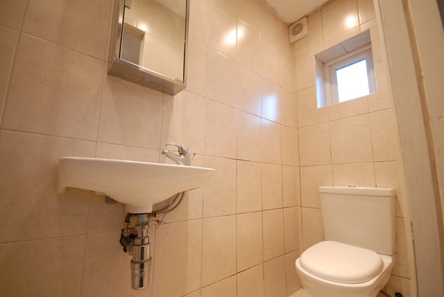  Image of Studio flat to rent in Merton Road London SW19 at Wimbledon  London, SW19 1EH
