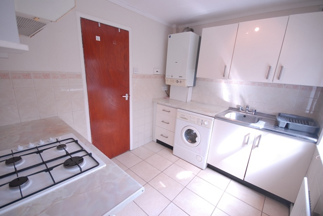  Image of Studio flat to rent in Merton Road London SW19 at Wimbledon  London, SW19 1EH
