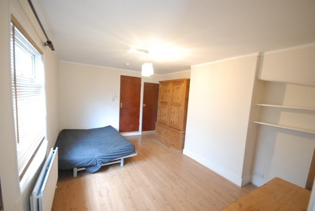  Image of Studio flat to rent in Merton Road London SW19 at Wimbledon  London, SW19 1EH