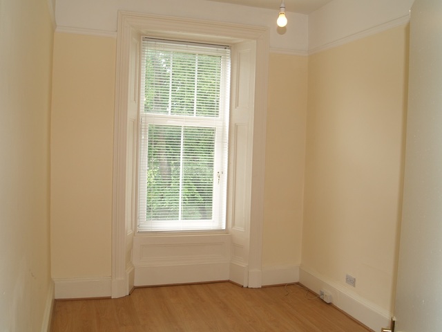  Image of 2 bedroom Flat to rent in Niddrie Square Glasgow G42 at Strathbungo Glasgow Glasgow, G42 8QE