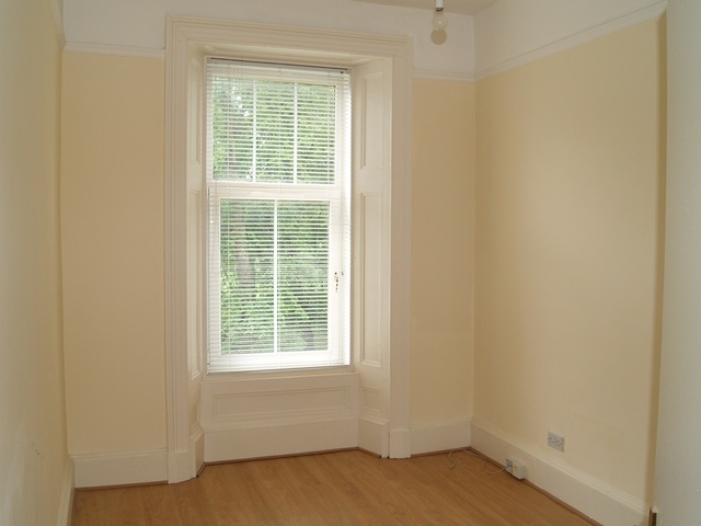  Image of 2 bedroom Flat to rent in Niddrie Square Glasgow G42 at Strathbungo Glasgow Glasgow, G42 8QE