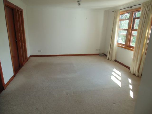  Image of 2 bedroom Flat to rent in North Street Houston Johnstone PA6 at Houston Houston Renfrewshire, PA6 7HF