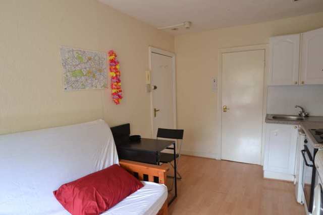  Image of Studio flat to rent in Penywern Road London SW5 at Penywern Road  London, SW5 9SU