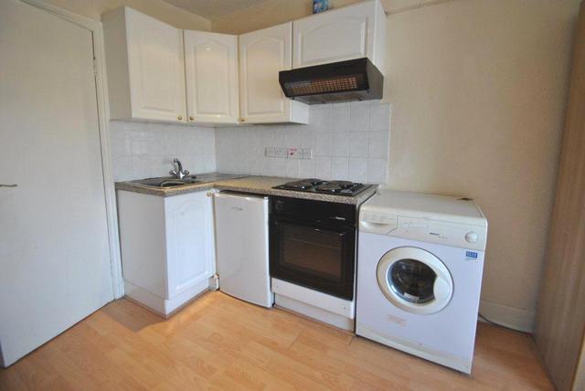  Image of Studio flat to rent in Penywern Road London SW5 at Penywern Road  London, SW5 9SU