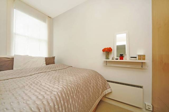  Image of 1 bedroom Flat to rent in Colville Gardens London W11 at Pinehurst Court  Colville Gardens, W11 2BH