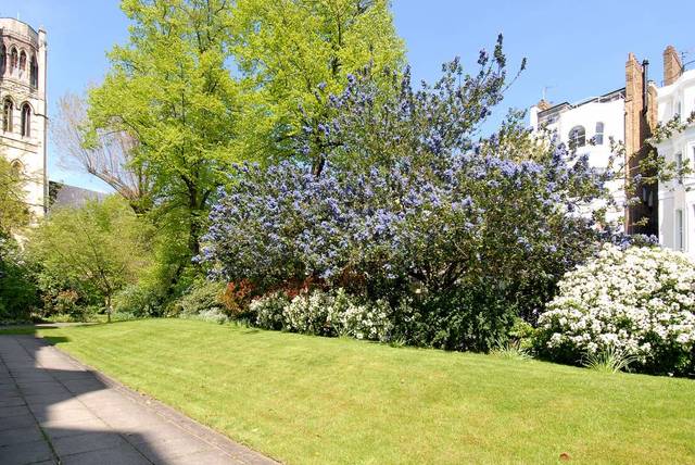  Image of 1 bedroom Flat to rent in Colville Gardens London W11 at Pinehurst Court  Colville Gardens, W11 2BH