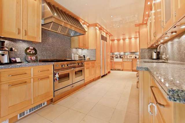  Image of 6 bedroom Detached house for sale in Pipers Green Lane Edgware HA8 at Edgware Middlesex Edgware, HA8 8DG