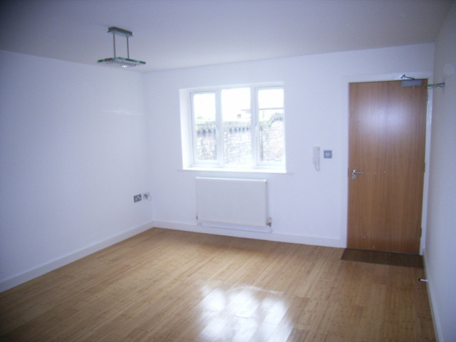  Image of 1 bedroom Flat to rent in Powerscourt Road Portsmouth PO2 at 64 Powerscourt Road North End Portsmouth, PO2 7JN