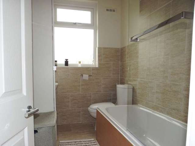  Image of 1 bedroom Flat for sale in Red Lion Road Tolworth Surbiton KT6 at Tolworth  Surrey, KT6 7QT