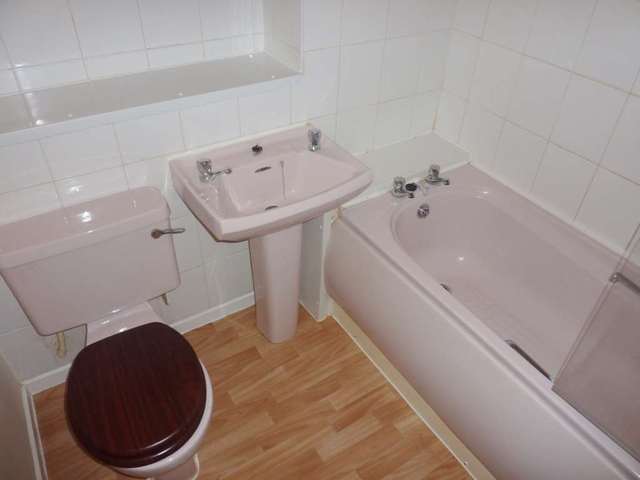  Image of 1 bedroom Flat to rent in Redwood Close Watford WD19 at Redwood Close South Oxhey Watford, WD19 6SE