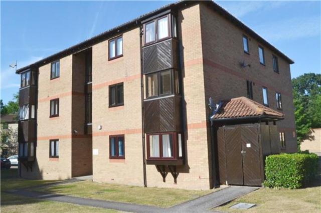  Image of 1 bedroom Flat to rent in Rushdon Close Gidea Park Romford RM1 at Romford Essex Romford, RM1 2RE