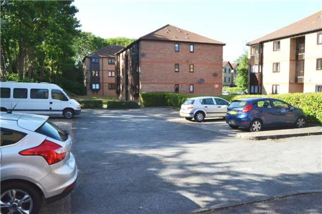  Image of 1 bedroom Flat to rent in Rushdon Close Gidea Park Romford RM1 at Romford Essex Romford, RM1 2RE