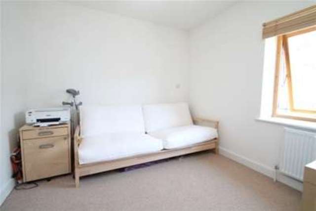  Image of 2 bedroom Flat to rent in Rowland Place Purley CR8 at Purley, CR8 4AX