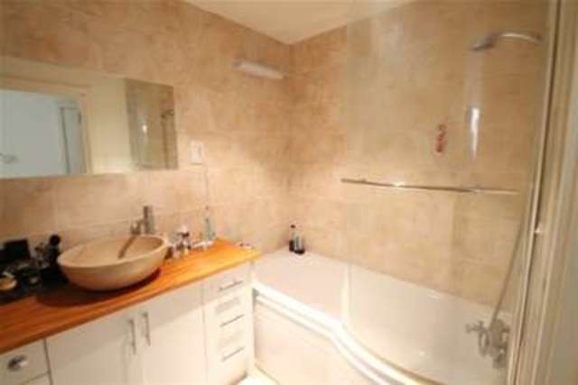  Image of 2 bedroom Flat to rent in Rowland Place Purley CR8 at Purley, CR8 4AX