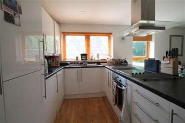  Image of 2 bedroom Flat to rent in Rowland Place Purley CR8 at Purley, CR8 4AX