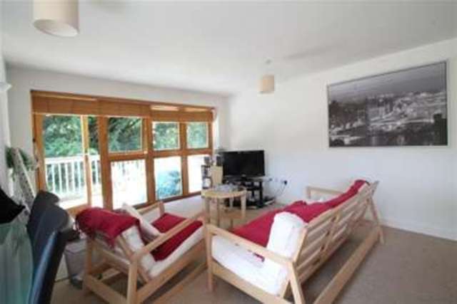  Image of 2 bedroom Flat to rent in Rowland Place Purley CR8 at Purley, CR8 4AX