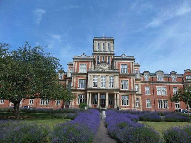  Image of 1 bedroom Flat to rent in Royal Earlswood Park Redhill RH1 at Royal Earlswood Park  Redhill, RH1 6TF