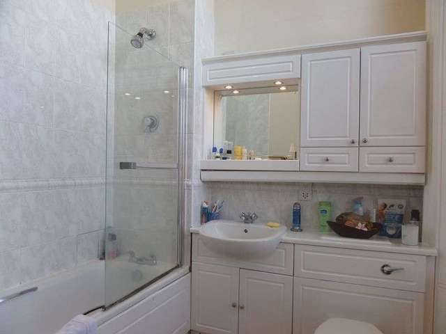  Image of 1 bedroom Flat to rent in Royal Earlswood Park Redhill RH1 at Royal Earlswood Park  Redhill, RH1 6TF